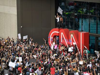 Manifestantes contra el racismo policial en la sede de la CNN en Atlanta.