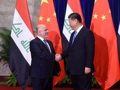 El presidente chino (derecha) saluda al primer ministro iraqu&iacute;, Haidar el Abadi, el martes durante su visita a Pek&iacute;n. 