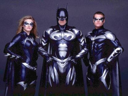 De izquierda a derecha: Alicia Silverstone como Batgirl, George Clooney como Batman y Chris O’Donnell como Robin, en 1997, en la película ‘Batman y Robin’, que se convirtió en una de las primeras y casi única cinta de superhéroes que se ha animado a hacer Clooney, y de cuyas críticas no salió del todo bien parado.