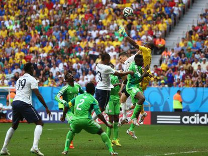 El portero Enyeama falla en su intento de despeje en la acci&oacute;n que acab&oacute; con el 1-0 de Pogba