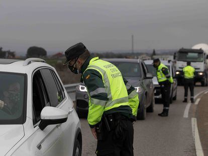 Control de la Guardia Civil en la autovía de Extremadura (A-5), en el limite entre Madrid y Castilla-La Mancha.