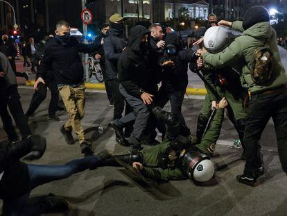 Enfrentamiento entre policías y manifestantes, este viernes en Atenas.