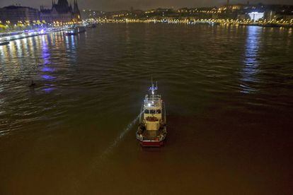 Un barco de rescate busca supervivientes tras el hundimiento de una embarcación turística este miércoles en el Danubio a su paso por Budapest.