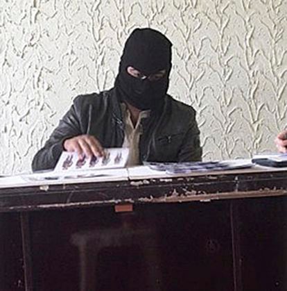 Un yihadista realiza un cuestionario en una prisión iraquí.