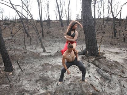 Los bailarines Edgar Cid y Rebeca Portillo, en un bosque quemado de la Ribera de Ebro.