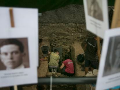 Los retratos de las víctimas -en primer plano, el de Facundo Navacerrada-, señalan el perímetro de la fosa exhumada esta semana en el cementerio de Colmenar Viejo.