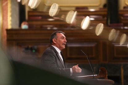 El diputado de Unidas Podemos y portavoz de IU en el Congreso, Enrique Santiago interviene durante una sesión plenaria en el Congreso de los Diputados el pasado 16 de febrero.