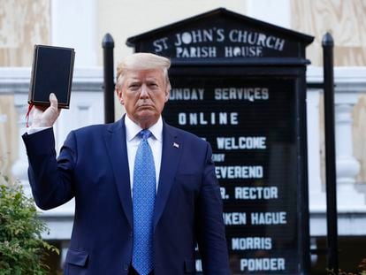 Donald Trump sosteniendo una Biblia fuera de la iglesia de Saint John, frente a la Casa Blanca, el 1 de junio de 2020.
