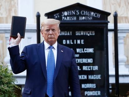 Donald Trump, sosteniendo una Biblia fuera de la iglesia de St. John, frente a la Casa Blanca, Washington.