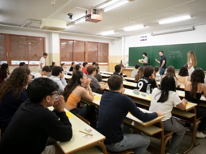 Estudiantes durante el examen de selectividad en un aula de la Facultad de Biologia de la Universidad de Barcelona, el mes pasado.