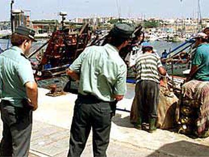 Los agentes vigilaban ayer en el puerto deportivo de Mazagón a los pescadores, contra los que hubo una carga en una manifestación posterior.
