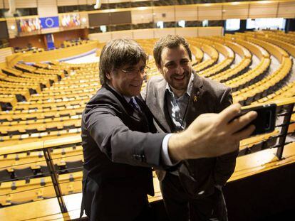 Carles Puigdemont y Antoni Comín se fotografían en el interior del Parlamento Europeo, este viernes en Bruselas.
 