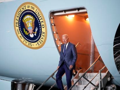 El presidente de Estados Unidos, Joe Biden, a su llegada este martes, 11 de abril, al aeropuerto internacional del Belfast.