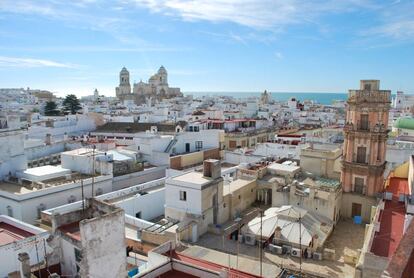 Vista de Cádiz con la torre mirador Bella Escondida (a la derecha de la foto). 