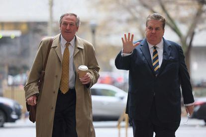 Los abogados de la Organización Trump, Michael van der Veen y William Brennan, llegan a la Corte Suprema de Nueva York, este viernes.
