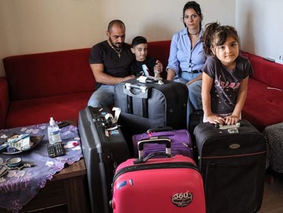 Shadi Abi Haidar, su esposa Nanor Abachian y sus hijos Scarlett y Lucas posan para una foto familiar en su casa de Beirut, en Líbano, el 31 de agosto de 2021, justo antes de tomar un vuelo sin billete de vuelta hacia Chipre.