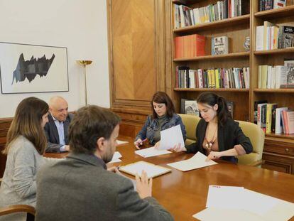 De izquierda a derecha, Jaume Asens, Ione Belarra, Rafael Simancas, Adriana Lastra e Irene Montero firman en el Congreso el protocolo de colaboración entre el PSOE y Unidas Podemos.