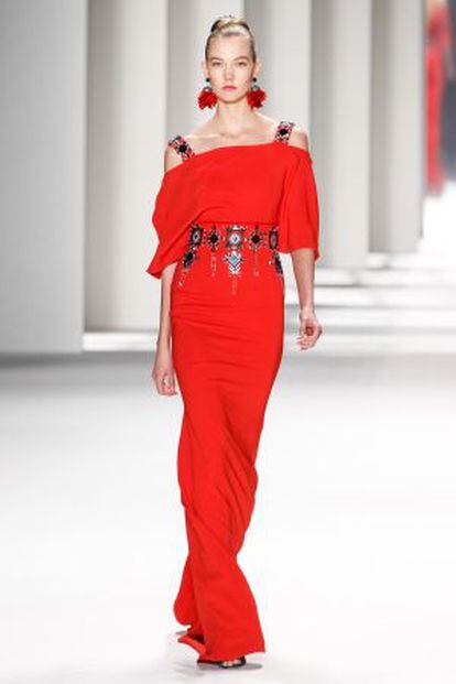 Karlie Kloss luce un vestido de Carolina Herrera en la Semana de la Moda de Nueva York.