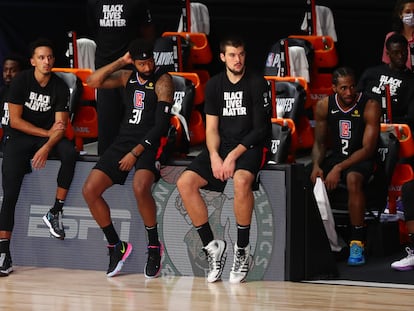 Marcus Morris (31), Zubac y Kawhi Leonard (2), en el banquillo de los Clippers durante el séptimo partido ante los Nuggets en la madrugada de este miércoles.