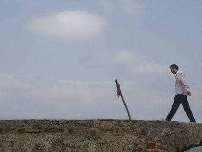 Tavares camina sobre la muralla de Cartagena de Indias durante el Hay Festival.