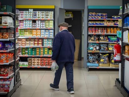 Un cliente hace la compra en un supermercado de Madrid.