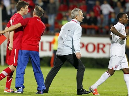 El serbio Ninkovic y el ingl&eacute;s Rose, en los incidentes despu&eacute;s del partido