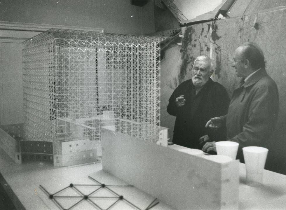 Jorge Oteiza y Francisco Javier Sáenz de Oiza frente a la maqueta del gran cubo de cristal que proyectaron para La Alhóndiga.
