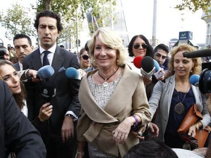 Esperanza Aguirre, rodeada de periodistas y policías, a la salida de los juzgados de Plaza Castilla el pasado 22 de septiembre.