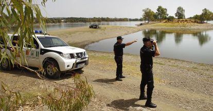 Agentes de la 'policía autonómica', en una paraje natural de Sevilla.