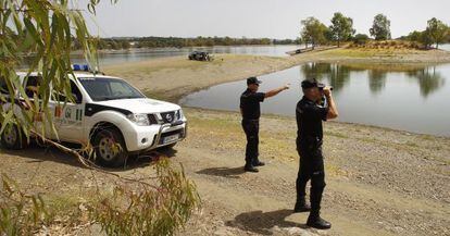 Agentes de la &#039;polic&iacute;a auton&oacute;mica&#039;, en una paraje natural de Sevilla.