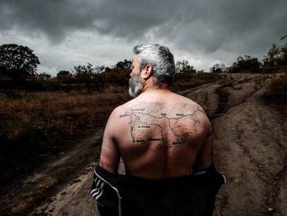 El peregrino Rubén Mondelo, con diversas variantes del Camino de Santiago tatuadas en la espalda, a finales de mayo en San Sebastián de los Reyes (Madrid).