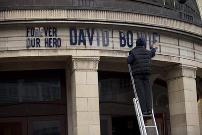Un hombre coloca una frase en recuerdo de David Bowie en la academia de música Brixton, al sur de Londres (Reino Unido).