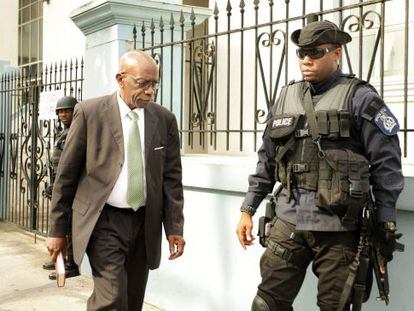 Jack Warner abandona la sede de los tribunales de justicia de Puerto Espa&ntilde;a (Trinidad y Tobago) el pasado mes de julio.