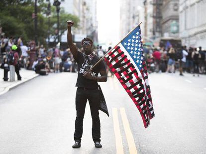 Un manifestante sostiene una bandera de Estados Unidos durante una protesta del movimiento Black Lives Matters en Nueva York el 23 de junio de 2020. 