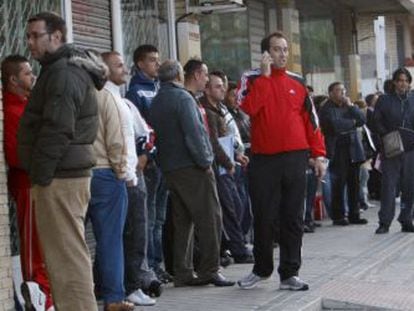 Decenas de personas esperan su turno ante una oficina del INEM en el madrile&ntilde;o barrio de Santa Eugenia. EFE/Archivo