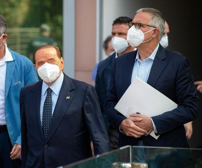 Silvio Berlusconi y Alberto Zangrillo tras la salida del exprimer ministro del hospital de San Raffaele.