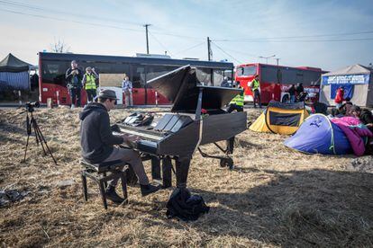 Davide Martello, pianista alemán de origen italiano, toca su piano en Medyka, Polonia. Lo hace a diario durante varias horas para dar la bienvenida a los refugiados que acaban de cruzar la frontera desde Ucrania.
