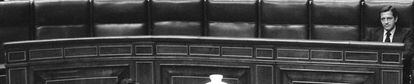 Septiembre de 1979. El presidente del Gobierno Adolfo Suárez, solo en el banco azul del Congreso de los Diputados.