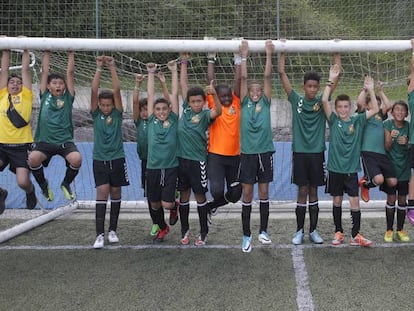 Los jugadores de Dragones de Lavapi&eacute;s festejan su participaci&oacute;n en la Donosti Cup de San Sebasti&aacute;n.