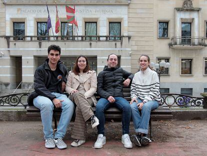 Cuatro votantes jóvenes en Bilbao el pasado 22 de marzo. De izquierda a derecha, Lander Manrique, Jone Leturiondo, Aritz Cobanera y Leire Díez.