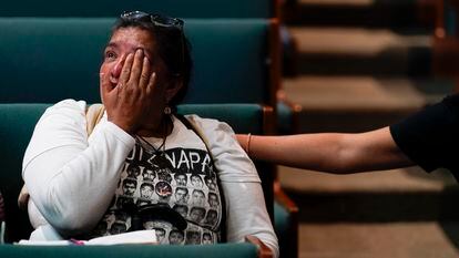 La familiar de uno de los 43 normalistas llora, el 25 de julio en Ciudad de México, durante la presentación de un reporte del GIEI.