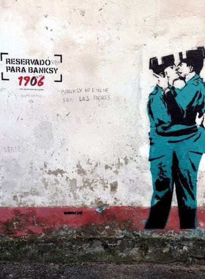 Grafiti en el barrio ferrolano de Canido firmado como Banksy.