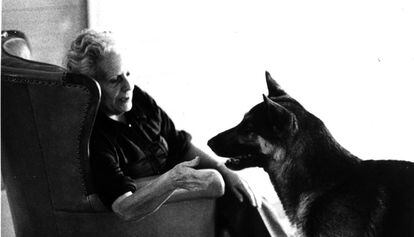 Mercè Rodoreda, amb el seu gos, a Romanyà de la Selva.
