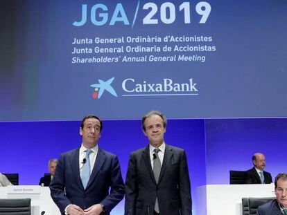 El presidente de CaixaBank, Jordi Gual (d), acompa&ntilde;ado por el consejero delegado, Gonzalo Cort&aacute;zar, al inicio de la junta general ordinaria de accionistas en Valencia