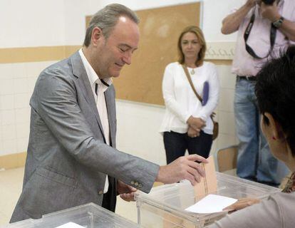 El president de la Generalitat Valenciana y candidato del PP a la reelección, Alberto Fabra, ejerce su derecho al voto.