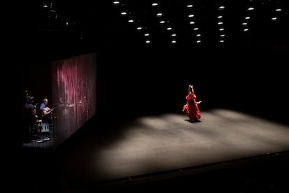 La bailora Ana Morales durante su espectáculo 'En la cuerda floja', representado en el Teatro central de Sevilla y enmarcado en la Bienal de Flamenco.
