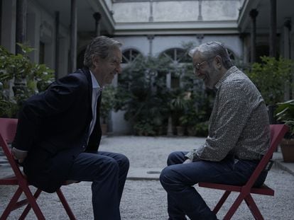 Fotograma del documental '¿Qué diablos es España?' en el que Iñaki Gabilondo (izquierda) entrevista al escritor Antonio Muñoz Molina.