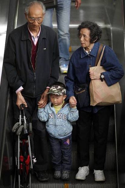 Una pareja china con su nieto en el metro de Shanghai.