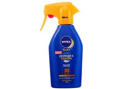 Prevenir.

Evita la sequedad corporal y es resistente al agua y fácil de usar con el formato pistola. Spray Solar Hidratante, de Nivea.