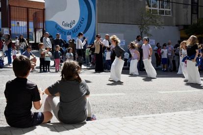 Un grupo de niños participa a una carrera de sacos en frente del colegio Ramiro de Maeztu, en Madrid.